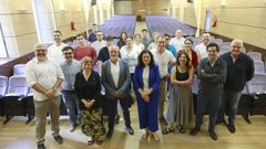 El alumnado del curso, durante el acto de presentaci�n, junto a representantes de Rodonita, la UDC y el alcalde de As Somozas. 