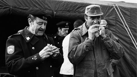 El rey Juan Carlos comparte bocadillo con el el jefe de la Divisi�n Acorazada Brunete, general Jaime Milans del Bosch.