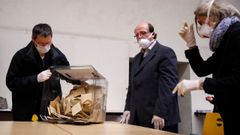 Voto con mascarillas y guantes en Francia en marzo; en Galicia se tendr�n que utilizar medidas similares en julio