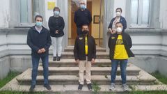 El alcalde (izquierda) y son dos concejalas de Cervo, con miembros de Fol do Raxal, ante las antiguas escuelas