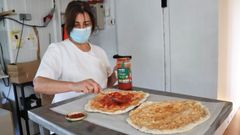 Carmen S�nchez, en su obrador de Esteiro