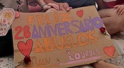 Un cartel que le hicieron los nietos de Juan y Lourdes a sus abuelos cuando celebraron su aniversario como pareja 