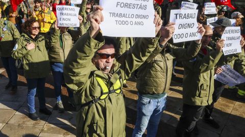 Personal del servicio autonómico de extinción y prevención de incendios, manifestándose en Santiago.