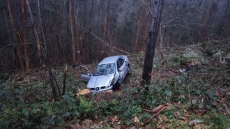El veh&iacute;culo accidentado este mi&eacute;rcoles por la ma&ntilde;ana al caer por un terrapl&eacute;n en Cuntis