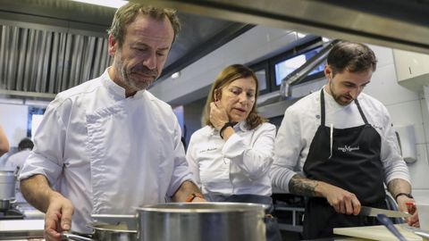 Nacho Manzano este jueves en la cocina de Casa Marcial, �nico restaurante que ha conseguido las tres estrellas de la Gu�a Michelin en su edici�n de 2025 de la gastronom�a espa�ola