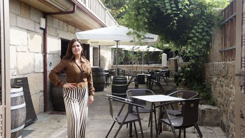 Amy Martnez, duea de Afouteza, en la entrada del hotel, delante de la amplia terraza.