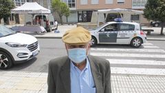 Manuel Rodr�guez, vecino de Forcados, este viernes en Escairon, a donde solo va al banco y a hacer la compra