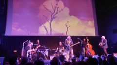 Drink The Sea en Capitol con las proyecciones de Tad Fetting de fondo