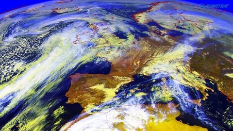 Imagen satelital de ayer por la tarde, con el cielo sin nubes en Galicia. Al oeste se aprecia el frente que llega este lunes