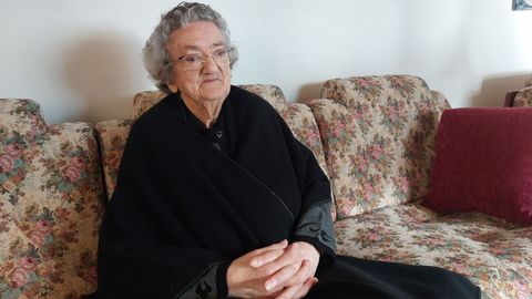 Irene, en el salón de su casa, donde antes estaba la tienda de comestibles