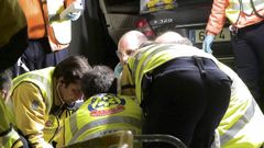 Sanitarios del Samur atienden a Alfonso D�az Mo�ux tras ser tiroteado en las proximidades de su casa, en Madrid, en diciembre del 2008