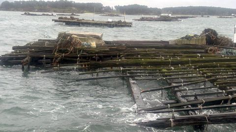 Batea a la deriva en O Grove