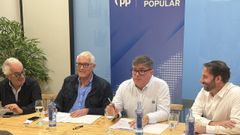 De izquierda a derecha: el anterior candidato popular, Jes�s Picallo; el secretario general y diputado del PP de A Coru�a, Evaristo Ben; el nuevo candidato, Esteban Abeij�n; y el diputado del PP de A Coru�a, Gonzalo Trenor.