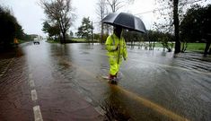 La carretera de Carballo a Razo tuvo que ser cortada por la cantidad de agua. 