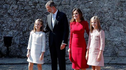 Los reyes Felipe y Letizia, la princesa Leonor (i) y la infanta Sofa (d) acuden a los actos conmemorativos del primer Centenario de la Coronacin de la Virgen de Covadonga y del Parque Nacional de la Montaa de Covadonga