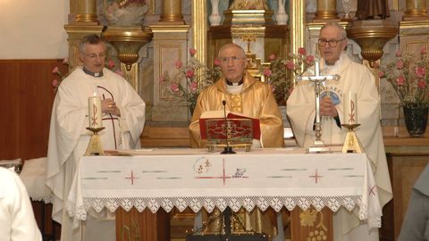 Jes�s V�zquez, primero por la derecha, en una misa en la capilla de la residencia de mayores de Vilalba en enero del 2011, con el cardenal Antonio Mar�a Rouco Varela, en el centro, y el obispo de Lugo, Alfonso Carrasco Rouco, primero por la izquierda