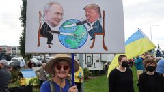 Una mujer sostiene un cartel durante una protesta en Anchorage.