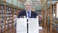 Santalices, cos dous papeis orixinais da sinatura da Asamblea de Parlamentarios de Galicia, de 1977, expostos na biblioteca da C�mara auton�mica.