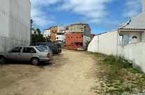 La parcela tiene acceso rodado desde Beiramar y salida peatonal hacia la Castelao. 