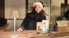 M�nica Rodr�guez con el turr�n de chocolate que elabora en A Veiga.