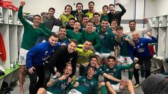 Jugadores del Racing Club de Ferrol celebran la victoria ante el Elche con la que sellan la permanencia.