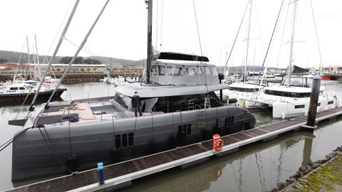 El Calma, con su capit�n en cubierta, y, por su popa, el Lily y el Patagonia