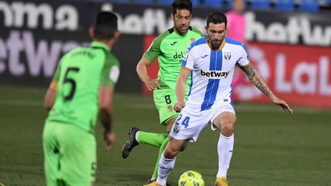 Borja Bastn, en el centro, durante un Legans-Fuenlabrada