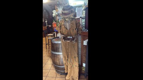 Decoraci�n de Halloween en el Hostal Pumar, en la r�a Galeras