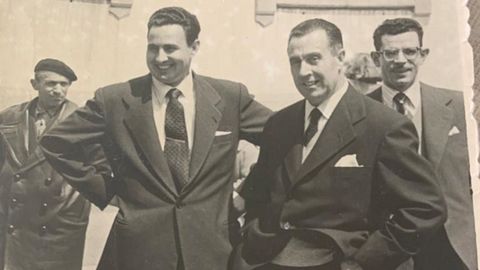 Antonio Modia Rodr�guez (a la izquierda), fundador de Pompas F�nebres, junto a su padre.