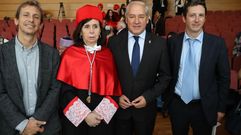 Mar�a Emilia Casas, con el alcalde, segundo por la derecha, en la investidura