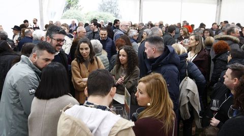 Os m�is de trescentos comensais, na carpa dos aperitivos � espera do preg�n