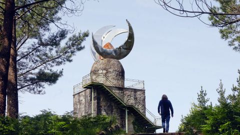 Una ruta sencilla comunica el Faro das Lúas (Vilanova de Arousa) con el monte Lobeira