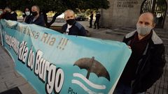 Concentraci�n protesta delante de la delegaci�n del gobierno de la plataforma en defensa de la R�a do Burgo. 