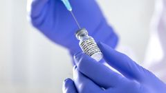 Un investigador del Imperial College de Londres con una de las vacunas que se est�n desarrollando