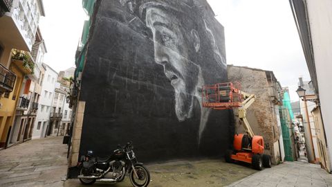 El mural est siendo pintado por Caxete cerca de la iglesia de Santa Mara y el conventode las concepcionistas