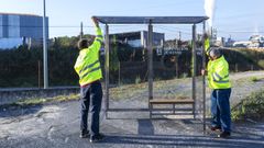 Personal de la Diputaci�n de Ourense prepara el env�o de una marquesina.