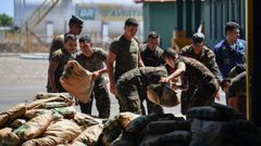 Soldados brasile�os descartan sacos con ayuda humanitaria en la  en la base militar de Boa Vista 