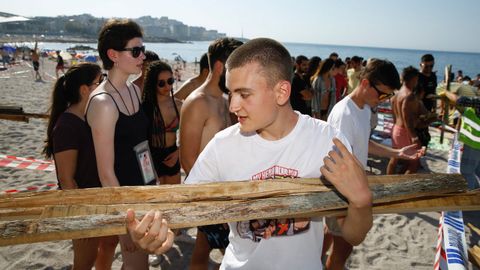 A media tarde ya se empez� a bajar la madera a Riazor y Orz�n, en A Coru�a.