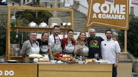 Os cinco concursantes, cun integrante do equipo de  Come a comarca  e co seu instrutor, o coci�eiro Carlos Gonz�lez, do restaurante Merenzao, de Sober, 