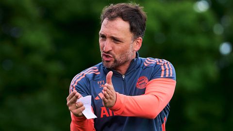 José Barcala, durante una de sus primeras sesiones como entrenador del Bayern de Múnich femenino.