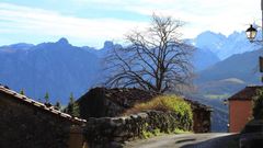 Asiego con los Picos de Europa de fondo