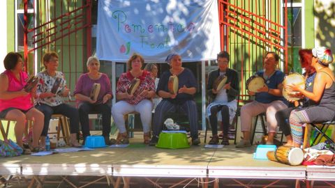 <span lang= gl >Erikas e Pelus�as, con Ugia Pedreira, en imaxe de arquivo�</span>