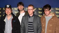 Dave Rowntree, en el centro con gafas y abrigo gris