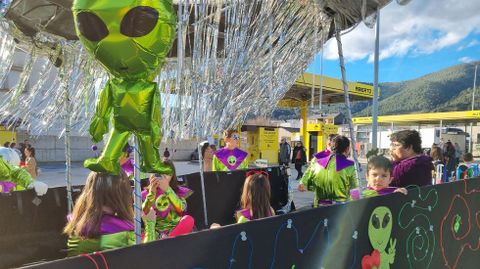 Extraterrestres rueses en el desfile de entroido de A Ra de Valdeorras.