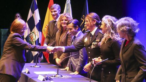 Entrega de una de las condecoraciones en el acto de la Policía Nacional en el Jofre