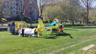 El tr�gico percance se produjo el 23 de marzo del 2024. En la imagen, el sacrist�n es trasladado, todav�a con vida, en helic�ptero medicalizado al Chuac herculino.