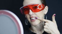 Vera, con uno de los brillantes en los dientes