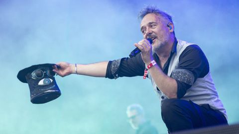 El cantante de la banda Love of Lesbian, Santi Balnes, durante su actuación hoy viernes en el Parc del Forúm de Barcelona 