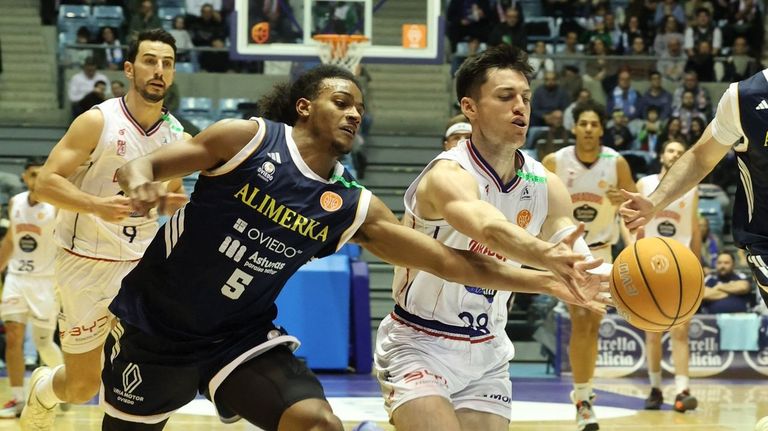 Parham II y Alex Barcello pungan por un bal�n en Sar