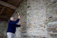 Torrents, con el mazo con el que rompi� la placa en Ouvia�o. 